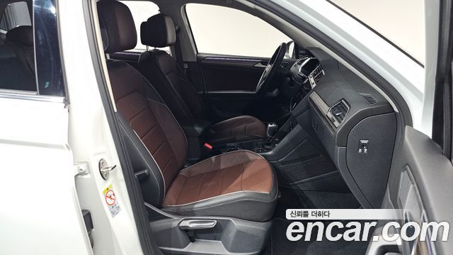 Volkswagen Tiguan Allspace 2.0 TSI Prestige 2023 — фото 26