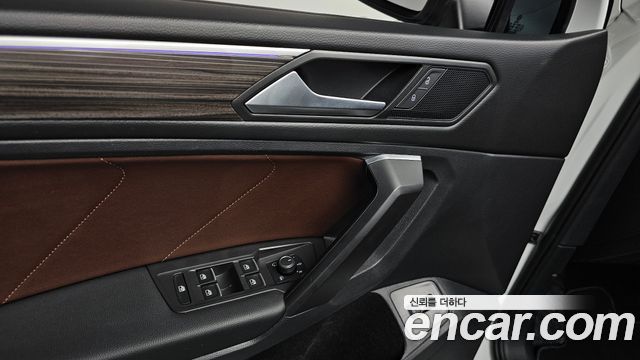 Volkswagen Tiguan Allspace 2.0 TSI Prestige 2023 — фото 39