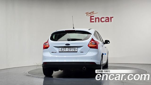 Ford Focus 2.0 Diesel Titanium Hatchback 3rd 2015 — фото 4