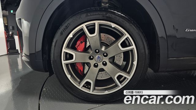 Maserati Levante 3.0 Diesel AWD GranSport 2019 — фото 5