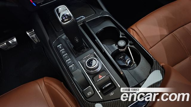 Maserati Levante 3.0 Diesel AWD GranSport 2019 — фото 9