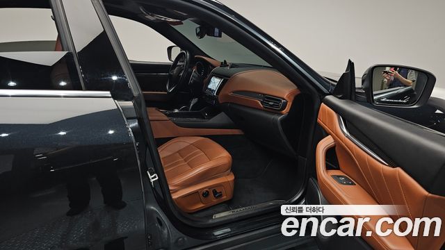 Maserati Levante 3.0 Diesel AWD GranSport 2019 — фото 11