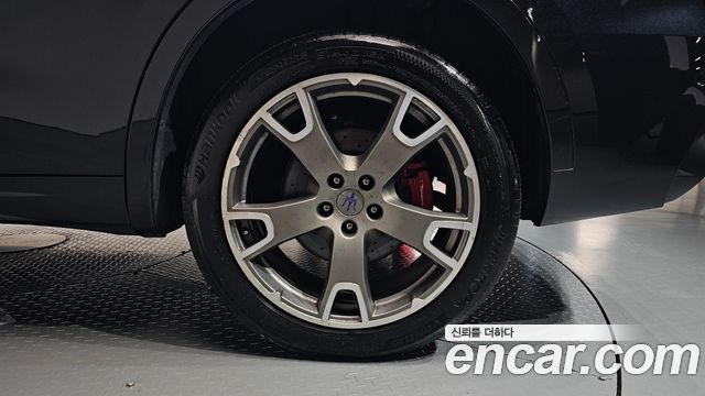 Maserati Levante 3.0 Diesel AWD GranSport 2019 — фото 21
