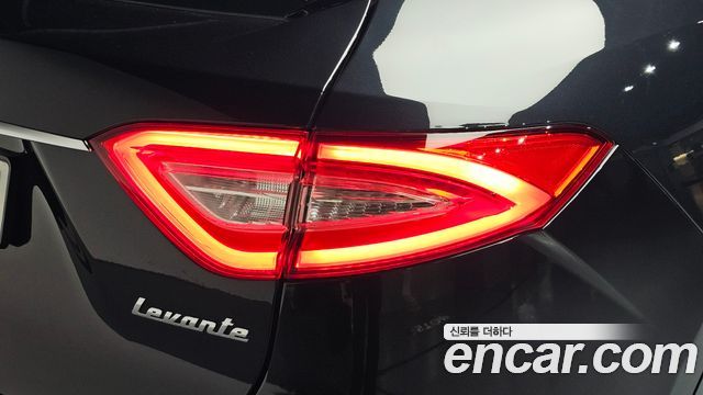 Maserati Levante 3.0 Diesel AWD GranSport 2019 — фото 23
