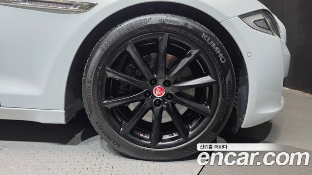 Jaguar XJ 3.0D Premium Luxury LWB X351 2018 — фото 27