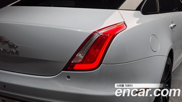 Jaguar XJ 3.0D Premium Luxury LWB X351 2018 — фото 29
