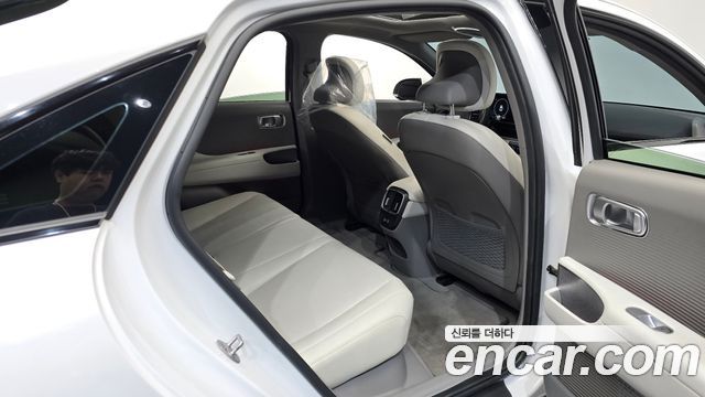 Hyundai Ioniq 6 Long Range Exclusive + 2023 — фото 11