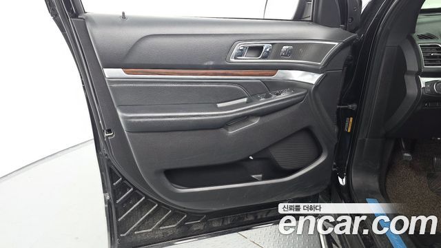 Ford Explorer 2.3 Limited 4WD 5th 2017 — фото 24