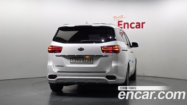 Kia Carnival 9-Seater Luxury 2019 — фото 4