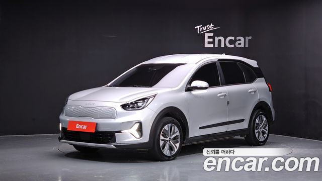 Kia Niro Plus Air 2023 — фото 1