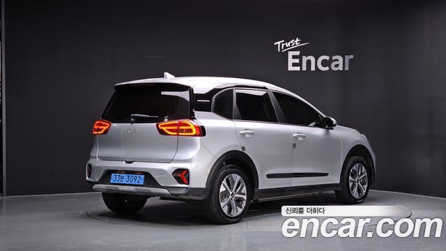 Kia Niro Plus Air 2023 — фото 2