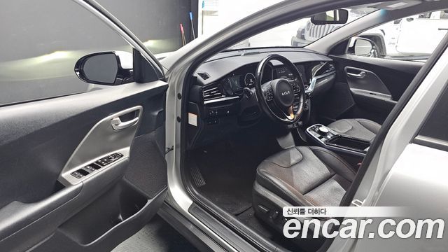 Kia Niro Plus Air 2023 — фото 10