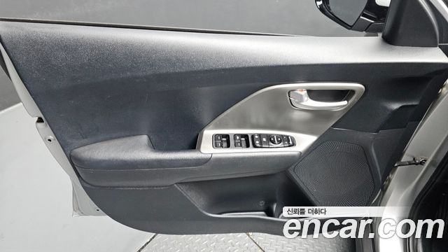 Kia Niro Plus Air 2023 — фото 24