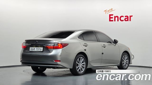 Lexus ES300h Supreme XV60 2017 — фото 2
