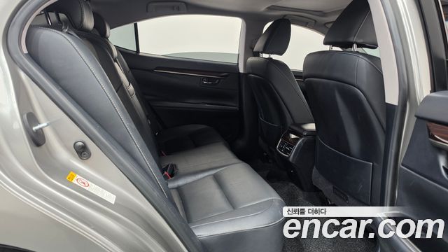 Lexus ES300h Supreme XV60 2017 — фото 12