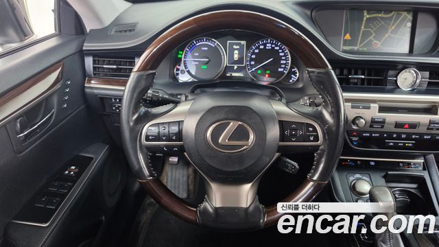 Lexus ES300h Supreme XV60 2017 — фото 13