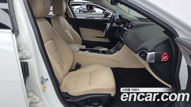 Jaguar XE 20d Prestige 2017 — фото 11