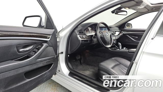 BMW 5 Series (F10) 528i 2011 — фото 10