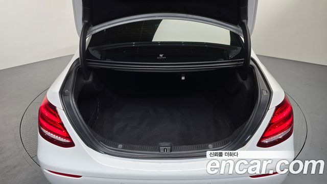 Mercedes-Benz E-Class (W213) E220d Exclusive 2017 — фото 17