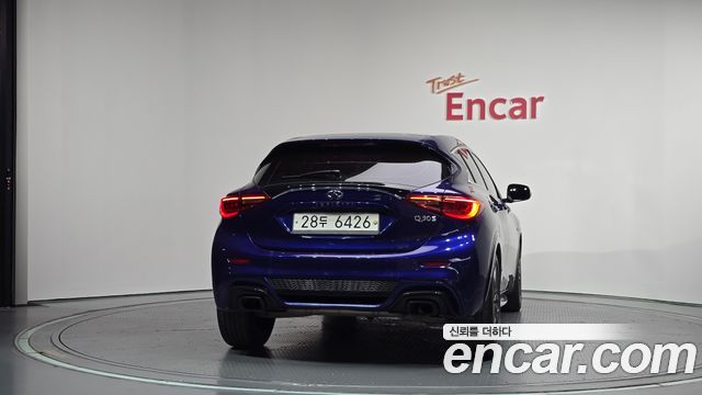 Infiniti Q30 2.0 Exclusive City Black 2017 — фото 4