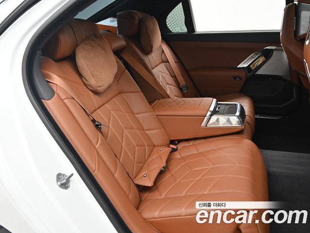 BMW 7 Series (G70) 740i xDrive M Sport 2024 — фото 16