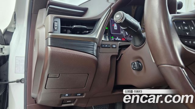 Lexus ES300h (VII) Luxury 2019 — фото 16