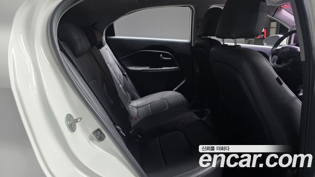 Kia Pride 1.6 GDI Hatchback Prestige 2013 — фото 11