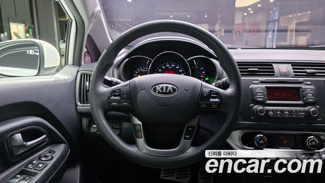 Kia Pride 1.6 GDI Hatchback Prestige 2013 — фото 13