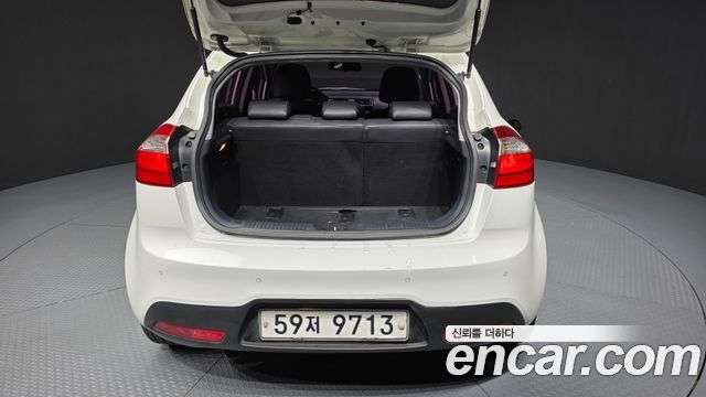 Kia Pride 1.6 GDI Hatchback Prestige 2013 — фото 15