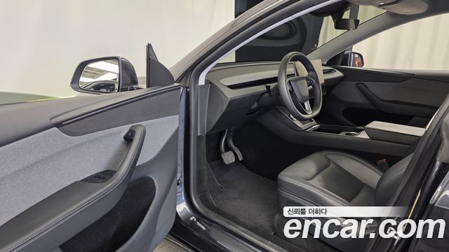 Tesla Model Y RWD 2025 — фото 10