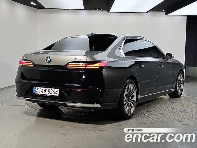 BMW 7 Series (G70) 740d xDrive Design Pure Excellence 2023 — фото 4