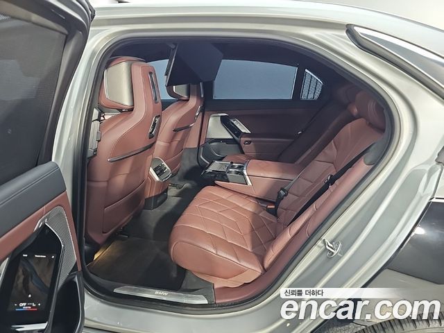 BMW 7 Series (G70) 740d xDrive Design Pure Excellence 2023 — фото 16