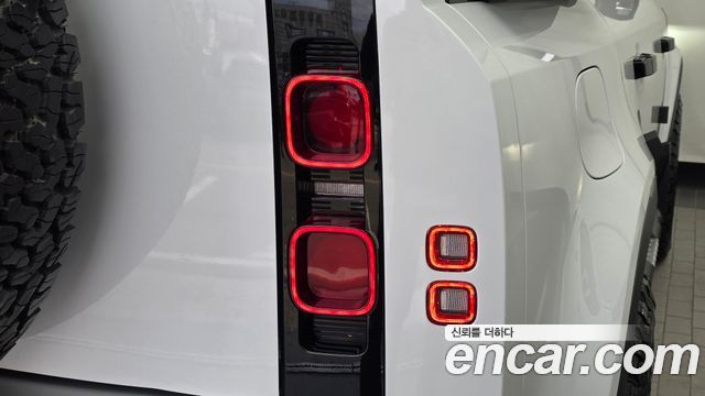Land Rover Defender (L663) 110 D250 SE 2022 — фото 23