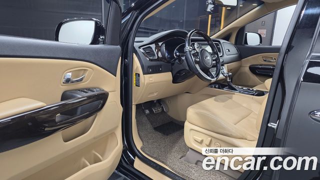 Kia Carnival 9-Seater Prstige 2019 — фото 10