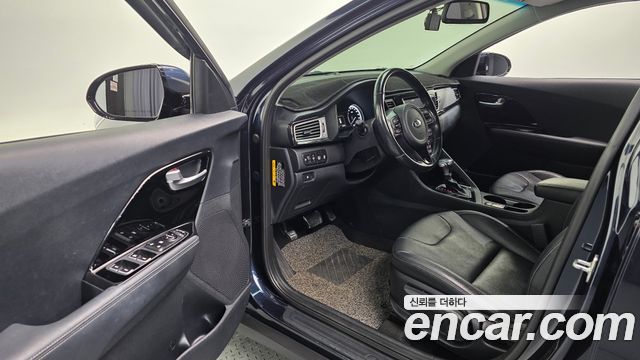 Kia Niro Prestige 2018 — фото 11
