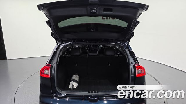 Kia Niro Prestige 2018 — фото 20