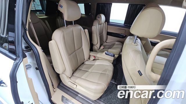 Kia Carnival 9-Seater Hi-Limousine Noblesse Special 2019 — фото 11