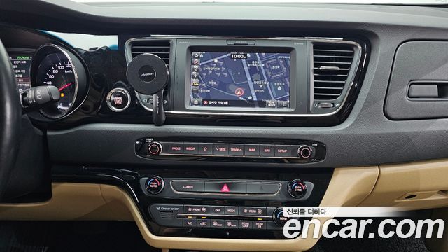 Kia Carnival 9-Seater Hi-Limousine Noblesse Special 2019 — фото 15