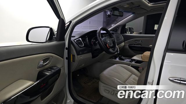 Kia Carnival 9-seater Prestige 2015 — фото 10