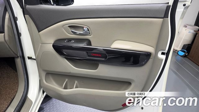 Kia Carnival 9-seater Prestige 2015 — фото 24