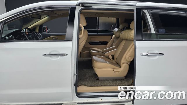 Kia Carnival 9-Seater Prstige 2019 — фото 12