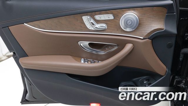 Mercedes-Benz E-Class (W213) E300e 4MATIC Exclusive 2021 — фото 19