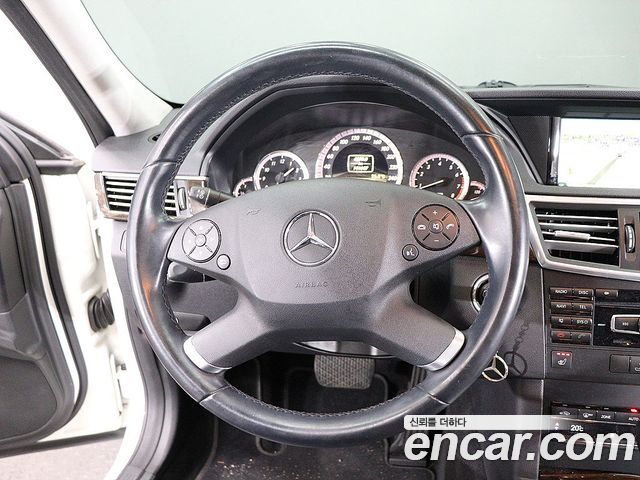 Mercedes-Benz E-Class (W212) E200 CGI 2011 — фото 20
