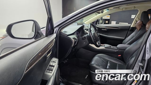 Lexus NX300h Executive 2017 — фото 10