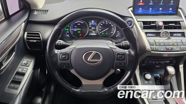 Lexus NX300h Executive 2017 — фото 13