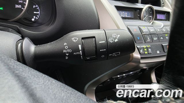 Lexus NX300h Executive 2017 — фото 18