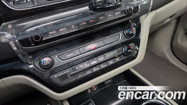 Kia Carnival 7-Seater Limousine VIP 2019 — фото 24