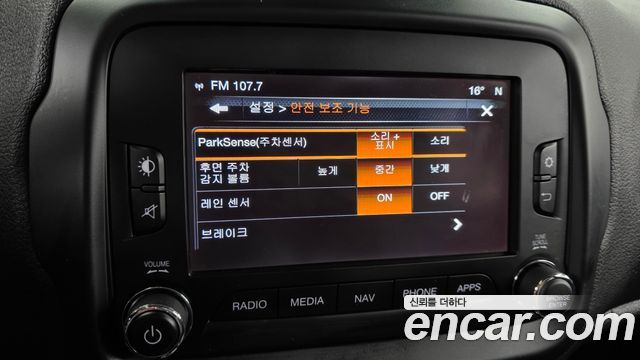 Jeep Renegade 2.4 Longitude High 2017 — фото 16