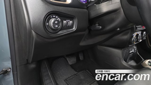 Jeep Renegade 2.4 Longitude High 2017 — фото 18