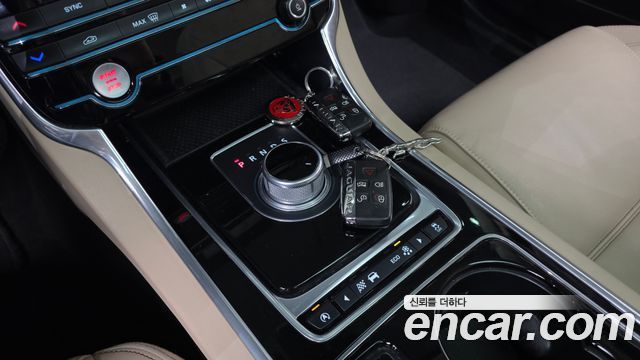 Jaguar XE 20t Prestige 2016 — фото 9